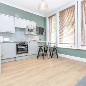 Verulum - By Coastline Retreats - Beautifully Designed Luxury Town Centre - 5 Minute Walk To The - Parking Included , Bournemouth United Kingdom