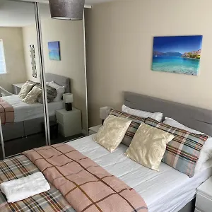 Cheerful 4 Bedroom Townhouse With Free Parking , Newcastle upon Tyne United Kingdom
